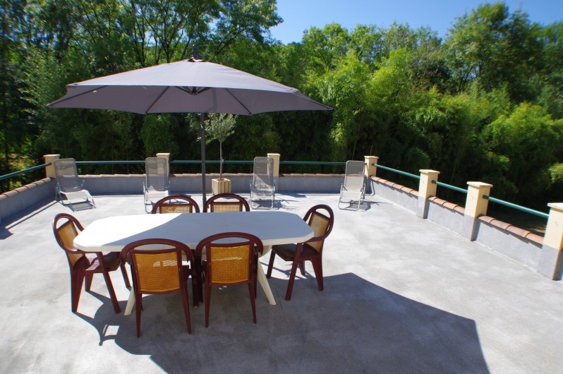 Location de vacances - Gîte à Faycelles - Terrasse du grand gîte 70m² avec vue piscine et sur la bambouseraie