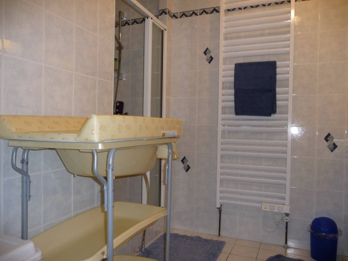Location de vacances - Gîte à Mons-Boubert - Salle d'eau avec 2 lavabos au rez-de-chaussée
