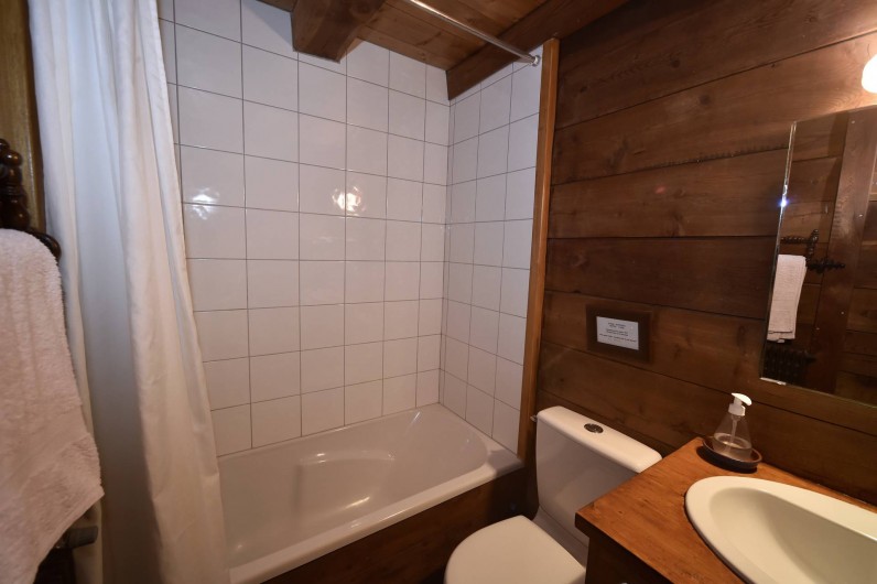 Location de vacances - Chalet à Chamonix-Mont-Blanc - Salle de bains 1/3