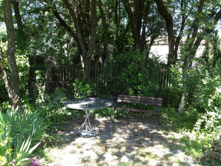 Location de vacances - Maison - Villa à Arpaillargues-et-Aureillac - jardin coin ombragé