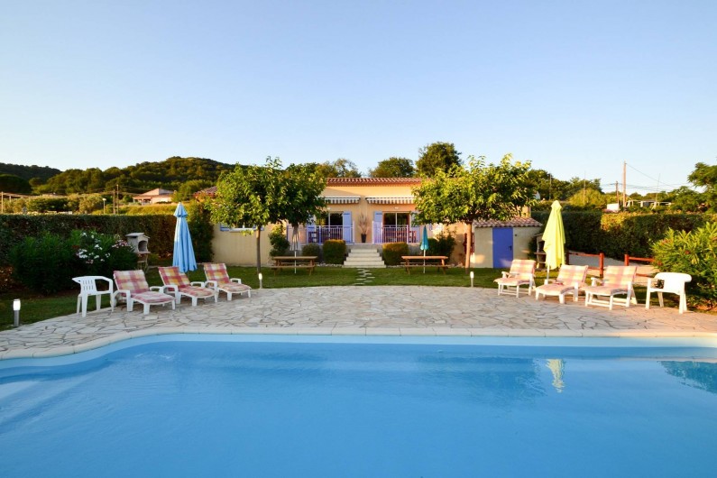 Location de vacances - Villa à Saint-Martin-d'Ardèche - la piscine, terrasse et les relax