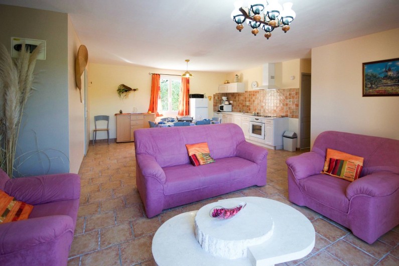 Location de vacances - Villa à Saint-Martin-d'Ardèche - salon/cuisine côté "Village"