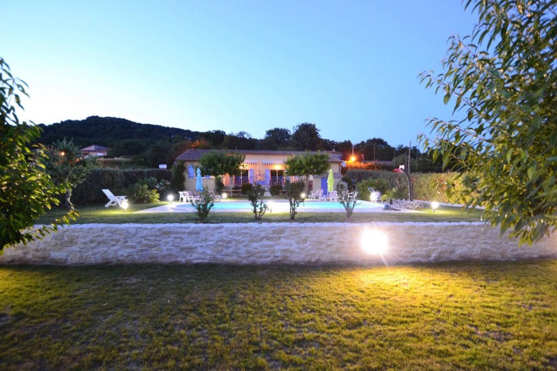 Location de vacances - Villa à Saint-Martin-d'Ardèche - en soirée, vue depuis le verger