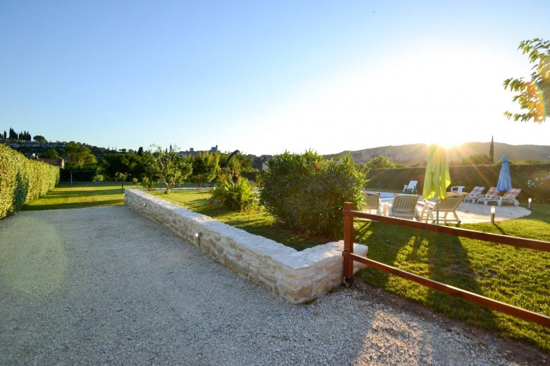 Location de vacances - Villa à Saint-Martin-d'Ardèche - allée d'entrée de la maison et le verger