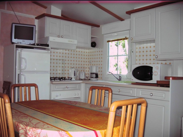 Location de vacances - Bungalow - Mobilhome à Carnac - Table et coin cuisine