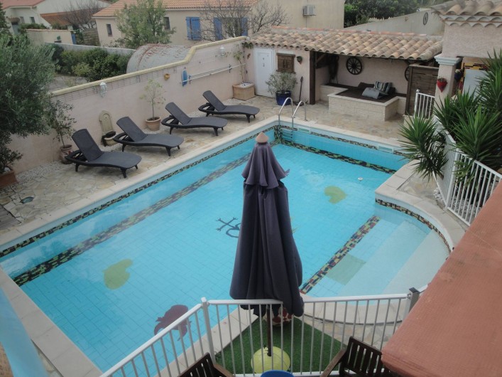 Location de vacances - Villa à Saint-Laurent-d'Aigouze - vue piscine, du balcon du 1er étage (coin repos et bains de soleil)
