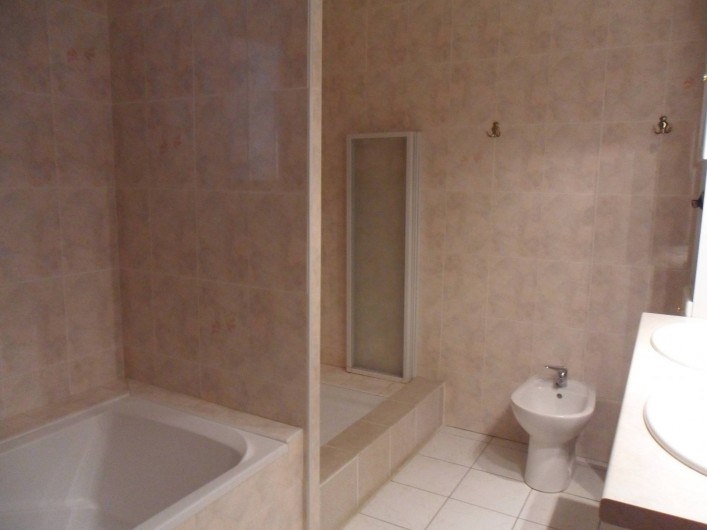 Location de vacances - Villa à Saint-Laurent-d'Aigouze - salle de bains du rez de chaussée, baignoire, douche, bidet, 2 vasques