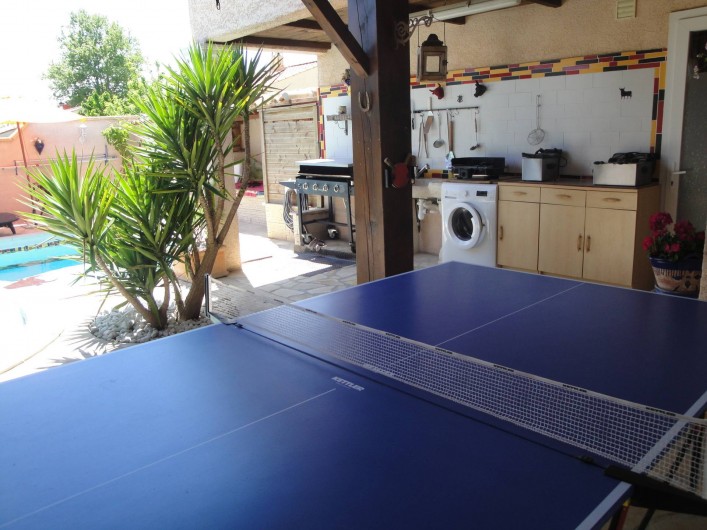 Location de vacances - Villa à Saint-Laurent-d'Aigouze - coin terrasse sous pergola : ping pong ,  plancha, cuisine d'été