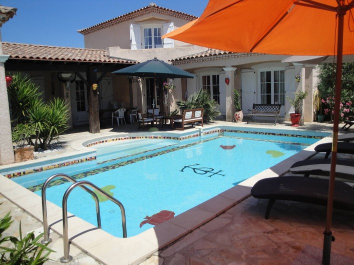 Location de vacances - Villa à Saint-Laurent-d'Aigouze - terrasse et piscine, vue sur le balcon du 1er étage