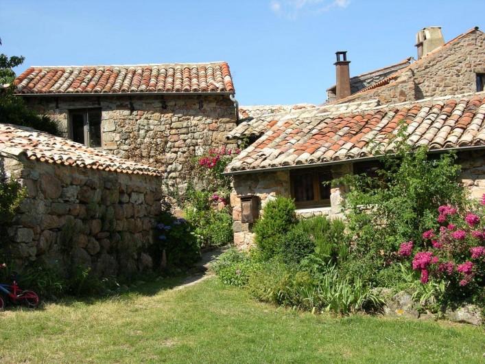 Location de vacances - Camping à Saint-Julien-du-Gua - Les gîtes avec la belle pierre rosée du pays.