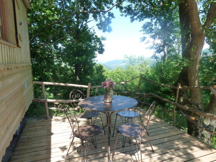 Location de vacances - Camping à Saint-Julien-du-Gua - Vue sur les monts d’Ardèche depuis la roulotte