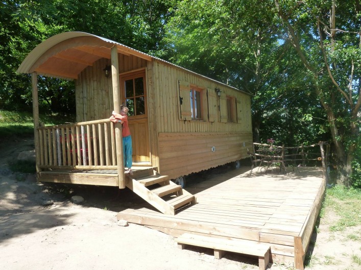 Location de vacances - Camping à Saint-Julien-du-Gua - La roulotte et sa terrasse ombragée