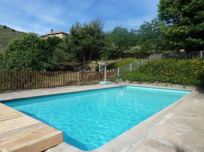 Location de vacances - Camping à Saint-Julien-du-Gua - La piscine et les terrasses qui l’entourent