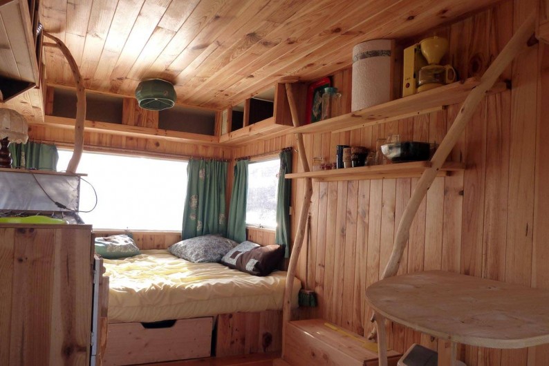 Location de vacances - Camping à Saint-Julien-du-Gua - L’intérieur de la caravane « trois places »