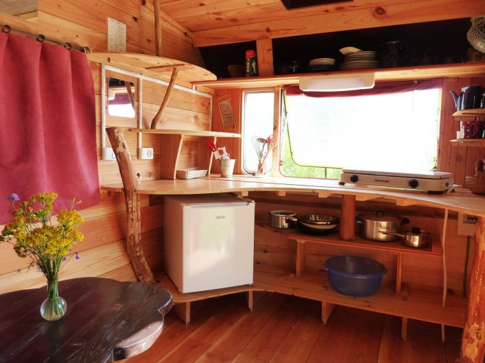 Location de vacances - Camping à Saint-Julien-du-Gua - L’intérieur de la caravane « deux places »