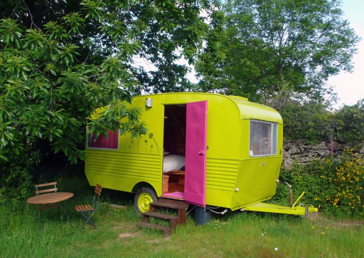 Location de vacances - Camping à Saint-Julien-du-Gua - La caravane « deux places » dans son écrin de verdure