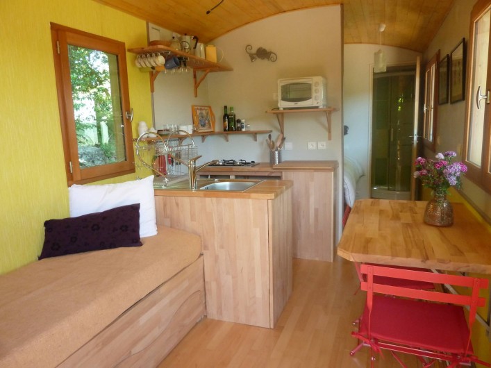Location de vacances - Camping à Saint-Julien-du-Gua - L’intérieur de la roulotte