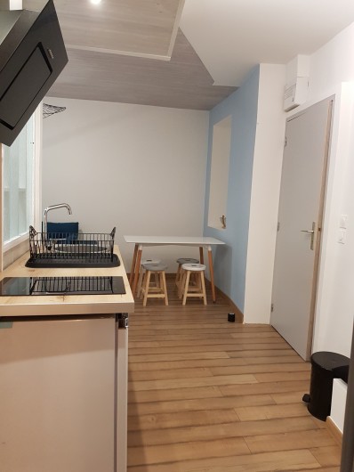Location de vacances - Appartement à Saint-Montan - Kitchenette: micro onde, cafetière Senseo, ustensiles de cuisines, bouilloire
