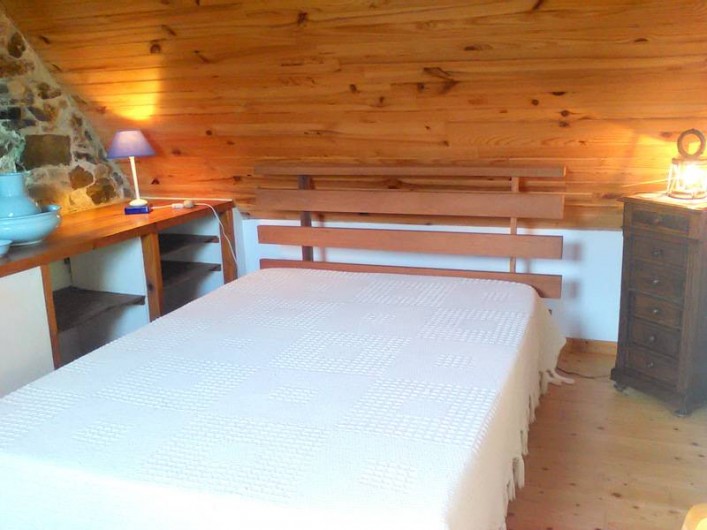 Location de vacances - Gîte à Perros-Guirec - Chambre avec lit double à l'étage de la maison des pêcheurs tiploum