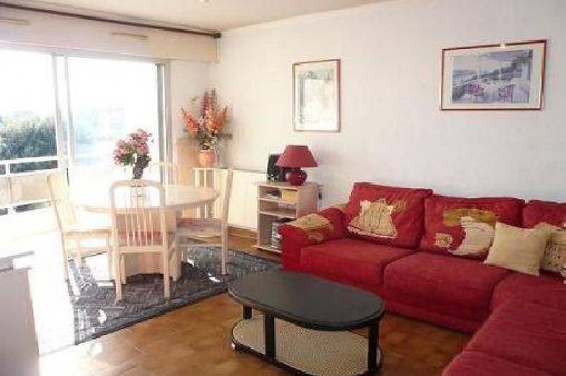 Location de vacances - Appartement à La Ciotat - Salon avec canapé lit convertible, table SAM , télé écran plat