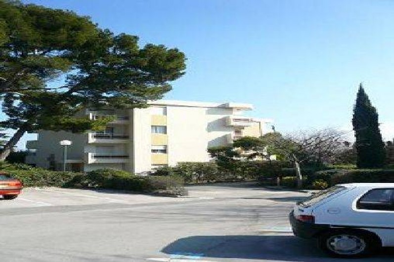 Location de vacances - Appartement à La Ciotat - Extérieur parking privé et clos. Voir 3eme étage.50m commerces