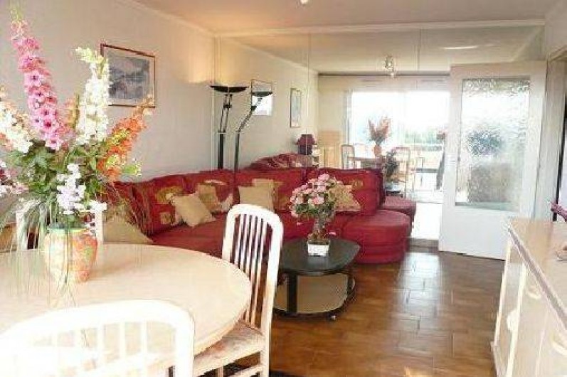 Location de vacances - Appartement à La Ciotat - Séjour, avec table sam, et salon canapé lit,terrasse