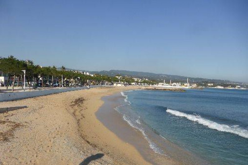 Location de vacances - Appartement à La Ciotat - vue sur plage à 250m de l'appartement. Trés sécurisante pour enfants en bas âge 