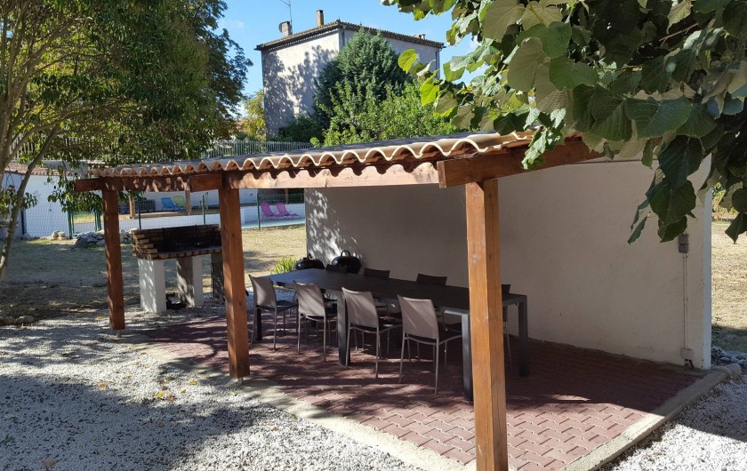 Location de vacances - Appartement à Pomas - abri pour manger et barbecue