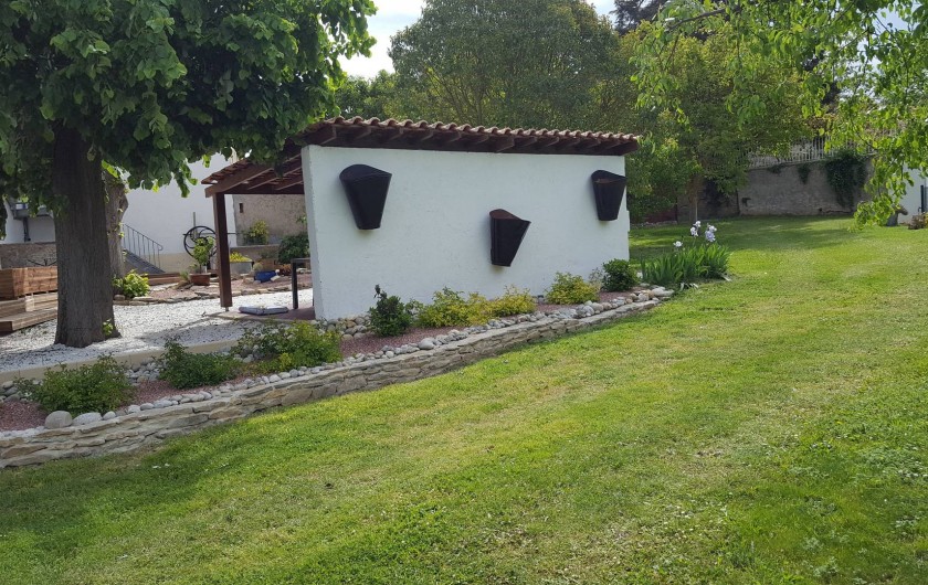 Location de vacances - Appartement à Pomas - jardin et abri pour manger