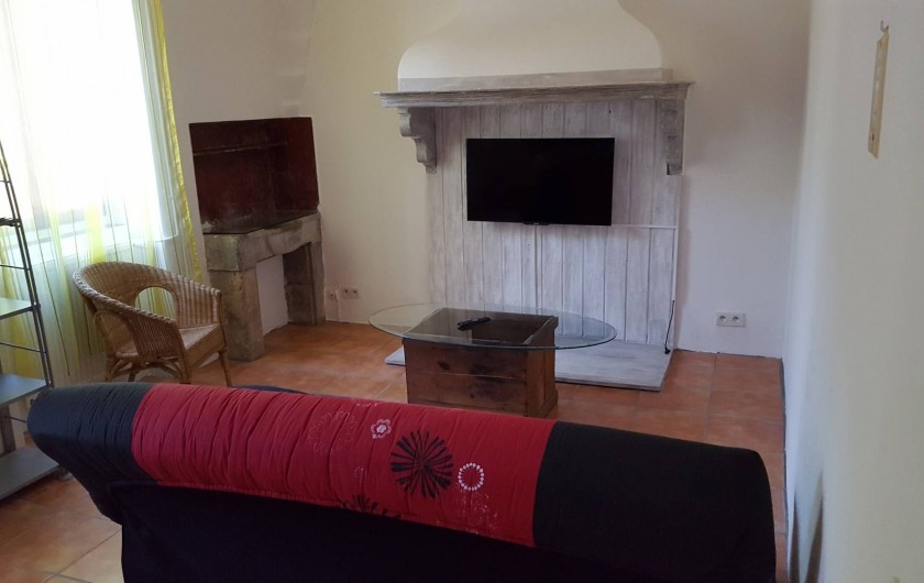 Location de vacances - Appartement à Pomas - salon avec écran plat