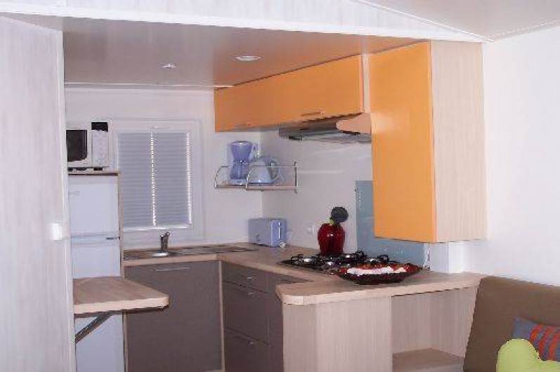 Location de vacances - Bungalow - Mobilhome à Saint-Denis-d'Oléron - cuisine donnant sur séjour