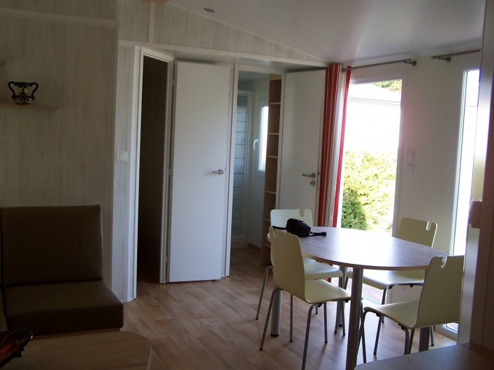 Location de vacances - Bungalow - Mobilhome à Saint-Denis-d'Oléron - vue du salon de la cuisine