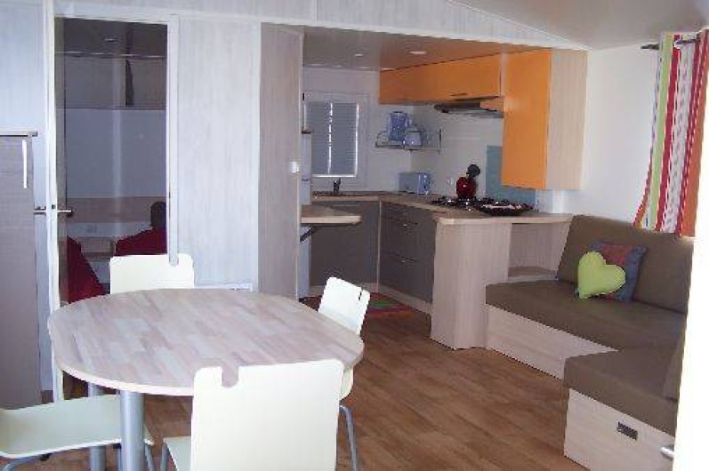 Location de vacances - Bungalow - Mobilhome à Saint-Denis-d'Oléron - salon avec télévision face au canapé lit (complément de couchage )