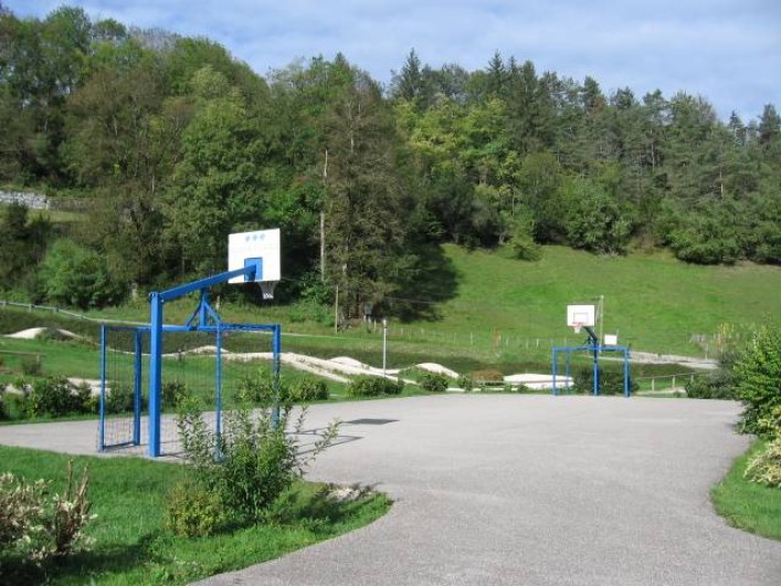 Location de vacances - Chalet à Lescheraines - terrain multi-sports à 50m