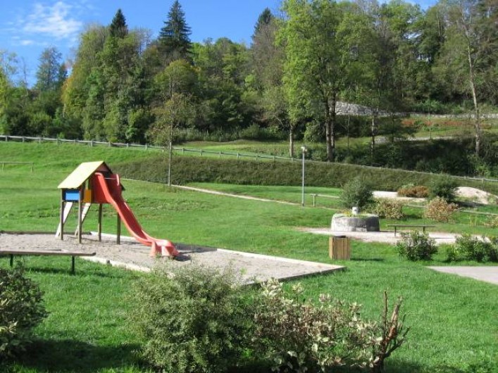 Location de vacances - Chalet à Lescheraines - aire de jeux à 50m