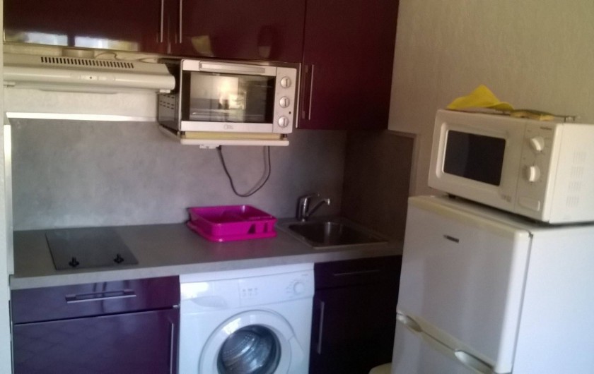 Location de vacances - Studio à Saint-Mandrier-sur-Mer - plaques,lave linge,four,four micro ondes,frigidaire avec petit congelateur