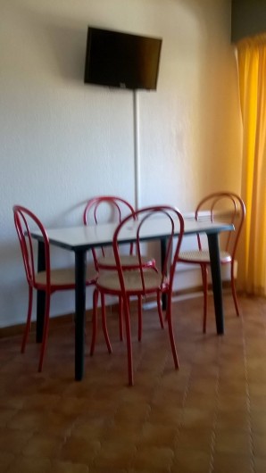 Location de vacances - Studio à Saint-Mandrier-sur-Mer - coin repas 4 personnes,audessus tv