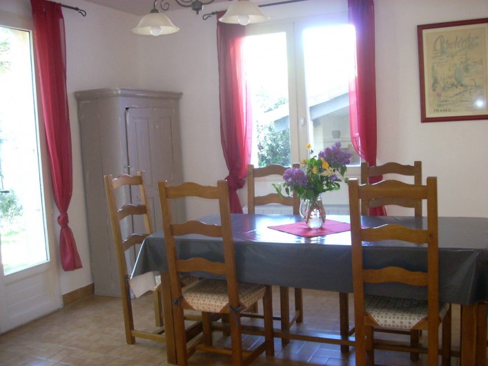 Location de vacances - Villa à Aubenas - Séjour côté jardin