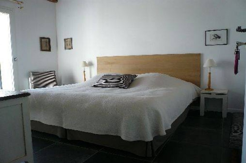 Location de vacances - Gîte à Lucq-de-Béarn - Chambre avec lit de 180 et vue sur la piscine et les Pyrénées