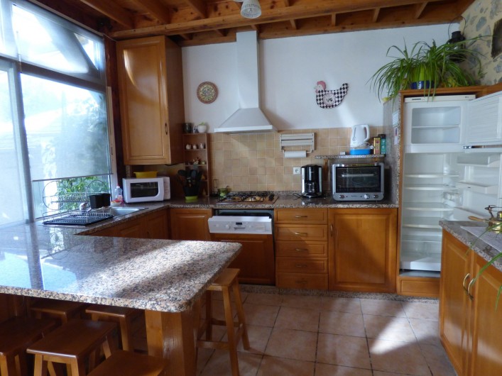 Location de vacances - Gîte à Lourdes - cuisine ouverte dans la piece de vie