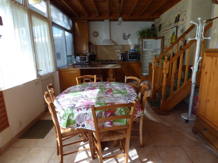 Location de vacances - Gîte à Lourdes - salle a manger avec la cuisine en fond