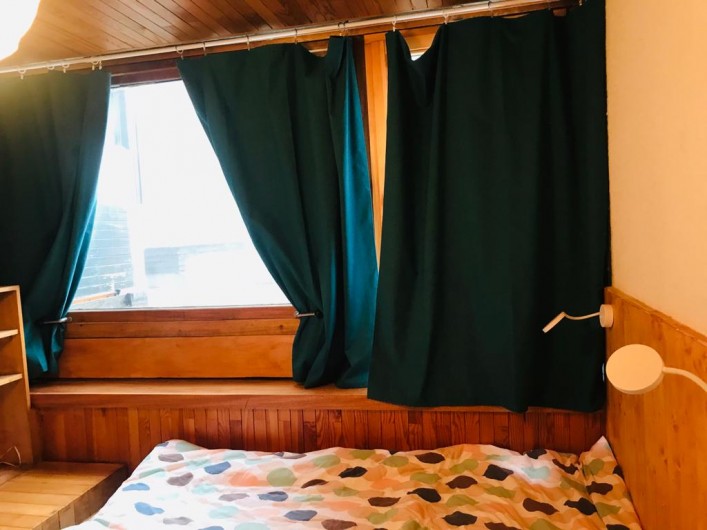 Location de vacances - Appartement à Les Claux - Chambre grand lit avec vue