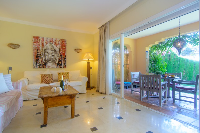 Location de vacances - Maison - Villa à Estepona - Coin salon avec table basse et canapés rustiques