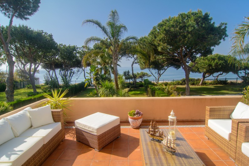 Location de vacances - Maison - Villa à Estepona - Terrasse à l'étage (21m2) avec meubles en rotin