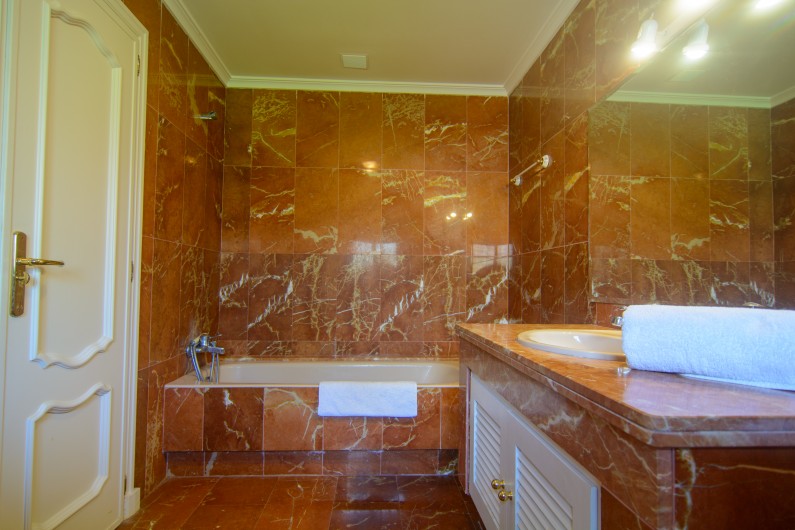 Location de vacances - Maison - Villa à Estepona - Salle de bain avec baignoire avec douche, lavabo, bidet