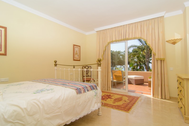 Location de vacances - Maison - Villa à Estepona - Grande porte coulissante en verre donnant accès à la terrasse