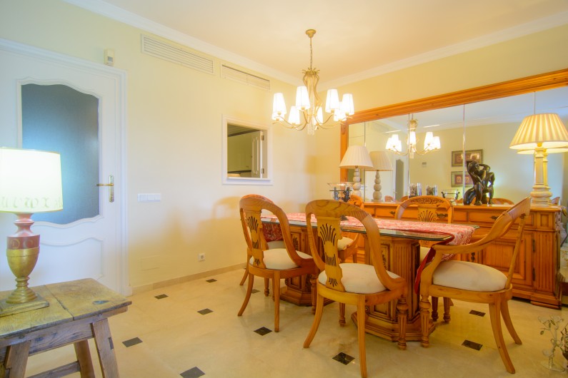 Location de vacances - Maison - Villa à Estepona - Salle à manger avec table à manger en bois à six places