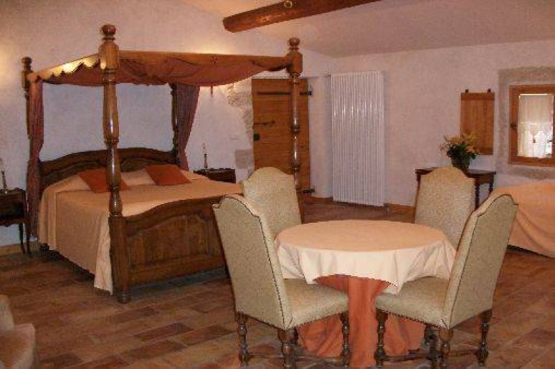 Location de vacances - Chambre d'hôtes à Fabrègues - Belle et grande chambre qui dispose d'un lit à baldaquin en 160x200.