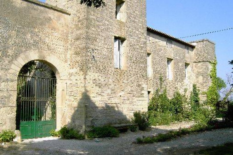 Location de vacances - Chambre d'hôtes à Fabrègues - Entrée du parking vers le jardin intérieur.