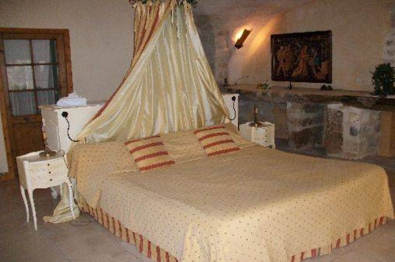 Location de vacances - Chambre d'hôtes à Fabrègues - En rez-de-Chaussée, une chambre bien fraiche en été avec un lit en 180x200.